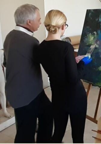 Un professeur et une élève devant le chevalet